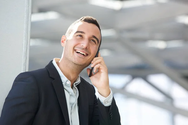 Närbild Porträtt Glad Affärsman Talar Mobiltelefon Och Tittar Upp — Stockfoto