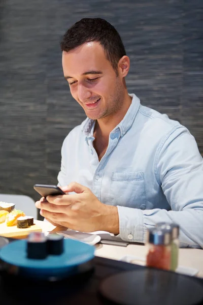Portrét Šťastný Muž Sedící Restauraci Sushi Mobilním Telefonem — Stock fotografie
