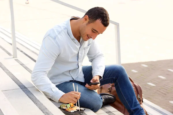 Porträt Eines Glücklichen Mannes Der Mit Sushi Zum Mitnehmen Und — Stockfoto