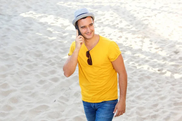 Portrait Happy Man Talking Cellphone Beach — Stock Photo, Image