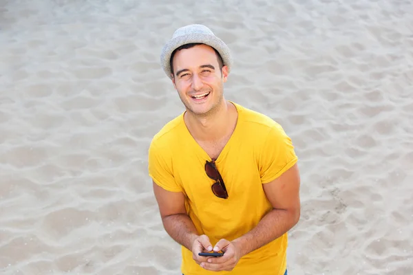 Portret Szczęśliwy Człowiek Śmiechu Telefonu Komórkowego Plaży — Zdjęcie stockowe