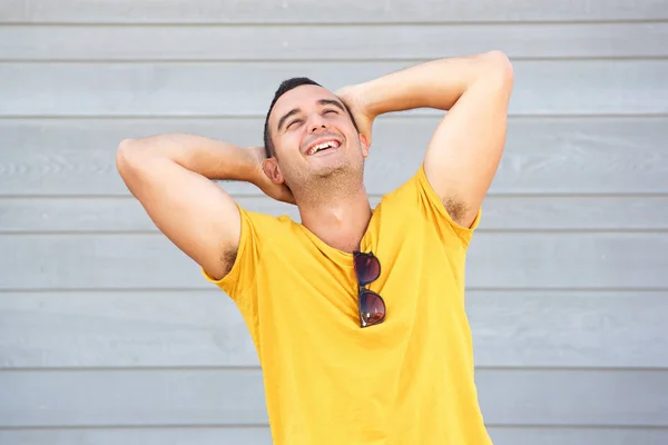 Portrait Homme Heureux Avec Les Mains Derrière Tête Contre Mur — Photo