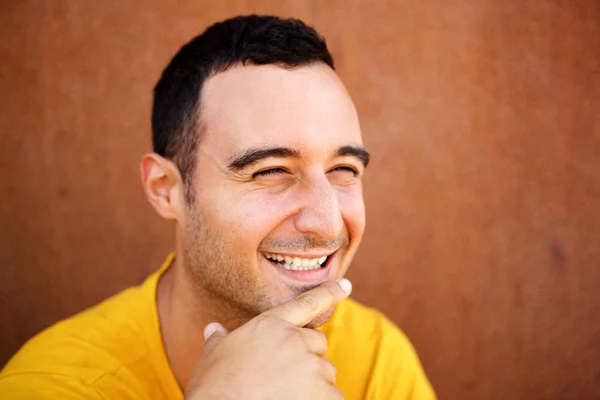 Detailní Záběr Upřímný Portrét Usmívající Muž Proti Hnědým Pozadím — Stock fotografie