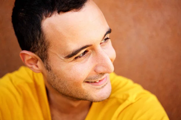 Close Retrato Homem Latino Feliz Olhando Para Longe Contra Fundo — Fotografia de Stock