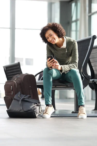 Портрет Африканской Американки Сидящей Скамейке Станции Сумками Мобильным Телефоном — стоковое фото