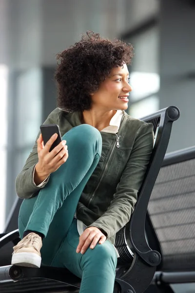 Retrato Una Mujer Afroamericana Mayor Sentada Banco Con Teléfono Móvil — Foto de Stock