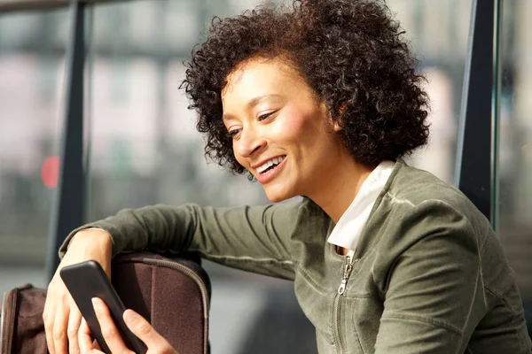 Portrait Rapproché Une Femme Afro Américaine Regardant Son Téléphone Portable — Photo