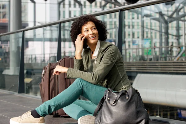 Çanta Çanta Ile Istasyonunda Katta Oturan Telefonda Konuşurken Afrikalı Amerikalı — Stok fotoğraf