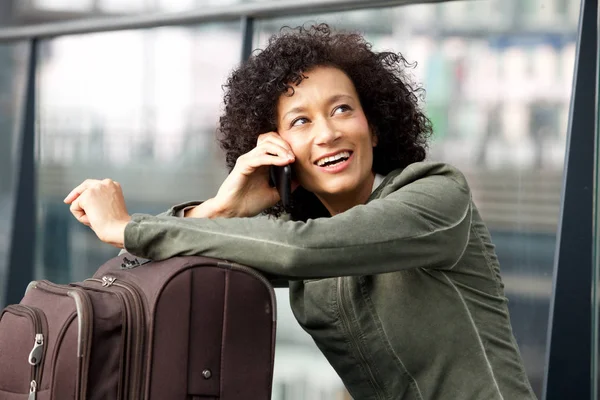 Cep Telefonu Üzerinde Konuşurken Mutlu Kadın Traveler Portresi Kapatın — Stok fotoğraf
