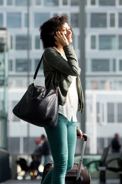 Retrato Lateral Mujer Viajera Feliz Caminando Con Teléfono Móvil Maleta — Foto de Stock