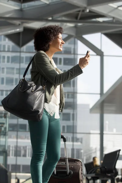 Retrato Lateral Feliz Mujer Afroamericana Viajera Estación Con Teléfono Móvil — Foto de Stock