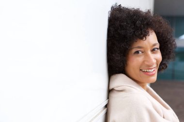 Yan tarafından beyaz duvar gülümseyen eski Afrikalı-Amerikalı kadın portresi