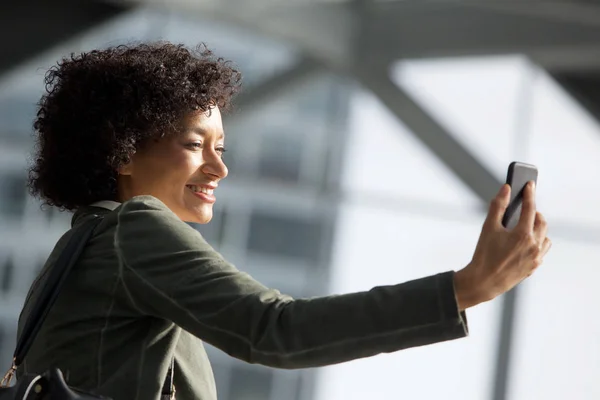 Ritratto Laterale Ravvicinato Felice Donna Afroamericana Con Cellulare — Foto Stock