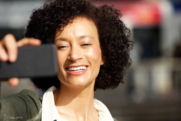 Retrato Cerca Una Mujer Afroamericana Sonriente Tomando Selfie Con Teléfono —  Fotos de Stock