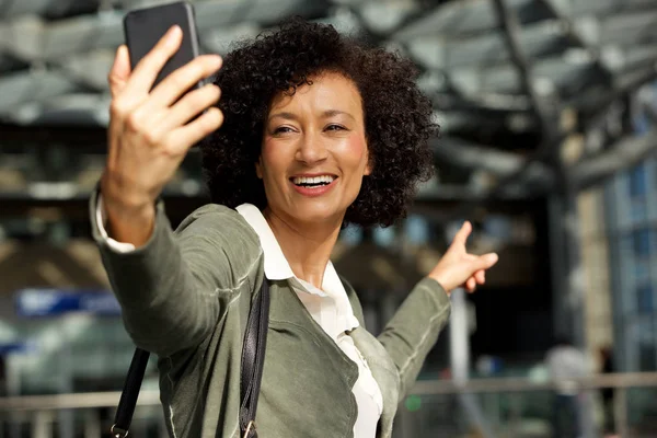 Portret Van Gelukkig African American Vrouw Nemen Selfie Met Cellphone — Stockfoto