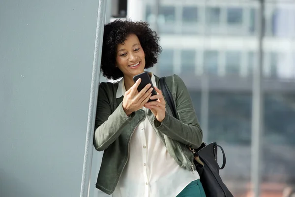 Portret Van Afro Amerikaanse Vrouw Zoek Naar Mobiele Telefoon Sms — Stockfoto