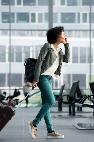 Retrato Lateral Cuerpo Completo Mujer Viajera Caminando Hablando Estación Con — Foto de Stock