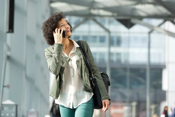 Portret Van Lachende Afrikaanse Amerikaanse Vrouw Praten Met Mobiele Telefoon — Stockfoto