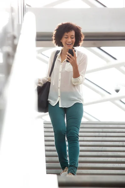 Volledige Lichaam Portret Van Afro Amerikaanse Vrouw Lopend Onderaan Trap — Stockfoto