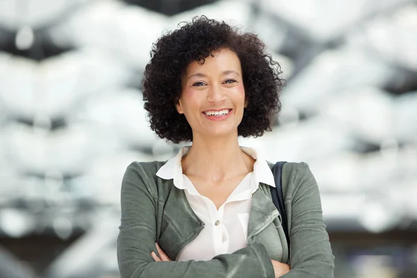 Close Van Portret Van Aantrekkelijke Middenleeftijd Afro Amerikaanse Vrouw Die — Stockfoto