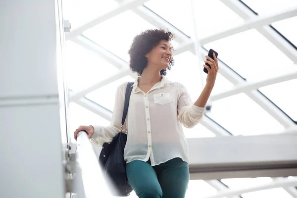 Portret Van Lachende Oudere Vrouw Kijken Naar Mobiel Stad — Stockfoto