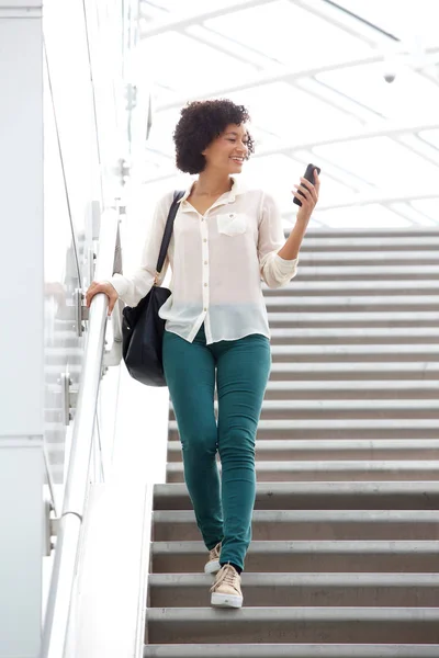 Portret Van Een Vrouw 30S Beneden Lopen Met Mobiele Telefoon — Stockfoto