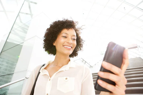 Close Van Portret Van Mooie Oudere Vrouw Kijken Naar Mobiele — Stockfoto