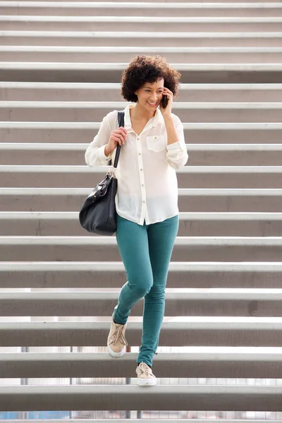 Retrato Corpo Inteiro Mulher Mais Velha Descendo Escadas Conversando Com — Fotografia de Stock