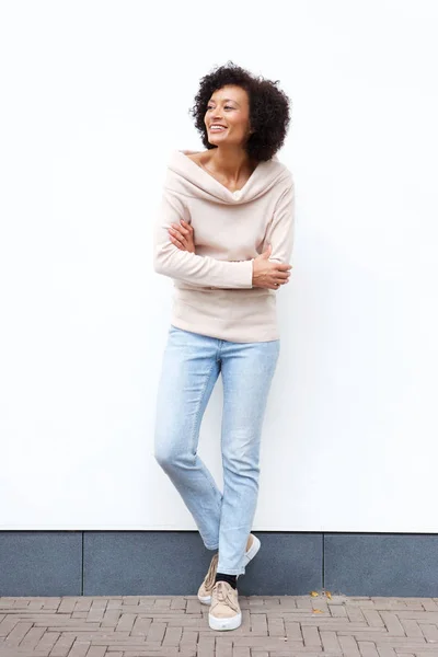 Retrato Cuerpo Completo Una Mujer Mayor Sonriente Con Los Brazos —  Fotos de Stock