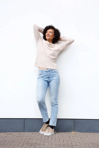 Volledige Lichaam Portret Van Lachende African American Vrouw Met Handen — Stockfoto