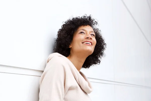 Primer Plano Retrato Atractiva Mujer Afroamericana Mediana Edad Sonriendo Contemplación — Foto de Stock