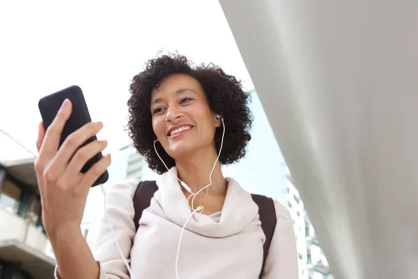 Detailní Záběr Usmívám Africká Americká Žena Poslechu Hudby Sluchátky Mobilní — Stock fotografie