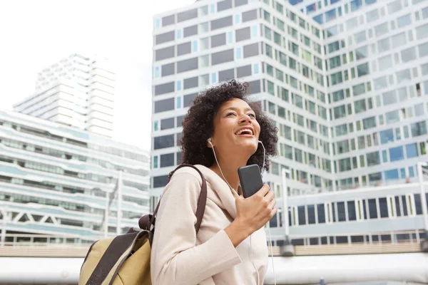 Retrato Mujer Feliz Caminando Por Ciudad Con Teléfono Móvil Escuchando — Foto de Stock