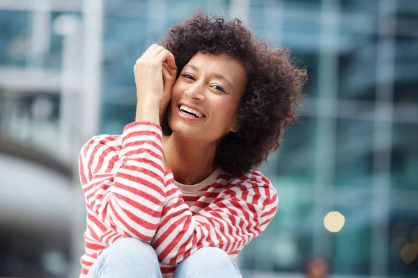 Retrato Feliz Mujer Afroamericana Riendo Aire Libre —  Fotos de Stock