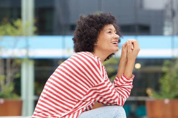 Portret Van Kant Van Lachende Vrouw Met Krullend Haar — Stockfoto