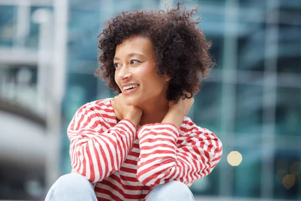 Portret Van Gelukkige Vrouw Met Krullend Haar Lachen Buitenshuis — Stockfoto