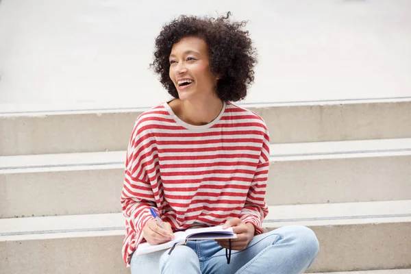 Portret Van Gelukkige Vrouw Zittend Stappen Met Boek Pen — Stockfoto