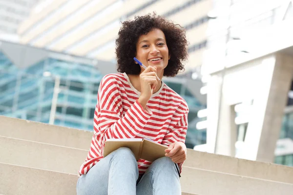 Retrato Mulher Mais Velha Atraente Sentado Livre Passos Com Livro — Fotografia de Stock