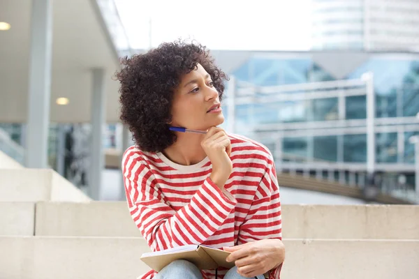 Portret Van Aantrekkelijke Oudere Vrouw Zitten Buiten Met Pen Boek — Stockfoto