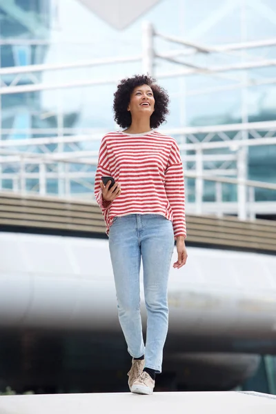 Retrato Cuerpo Completo Mujer Afroamericana Caminando Ciudad Con Teléfono Móvil —  Fotos de Stock