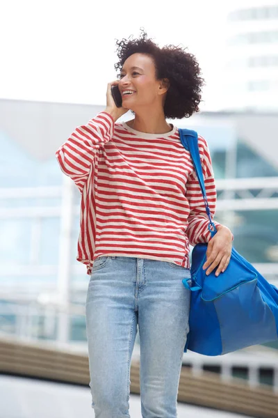 Retrato Mujer Afroamericana Feliz Con Bolsa Hablando Por Teléfono Móvil — Foto de Stock