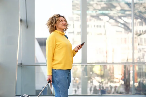 Retrato Atractiva Mujer Afroamericana Estación Con Bolsa Teléfono Móvil — Foto de Stock