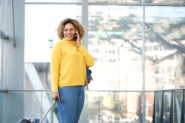 Portret Stronie Uśmiechający Się African American Kobieta Stacji Rozmowy Telefon — Zdjęcie stockowe