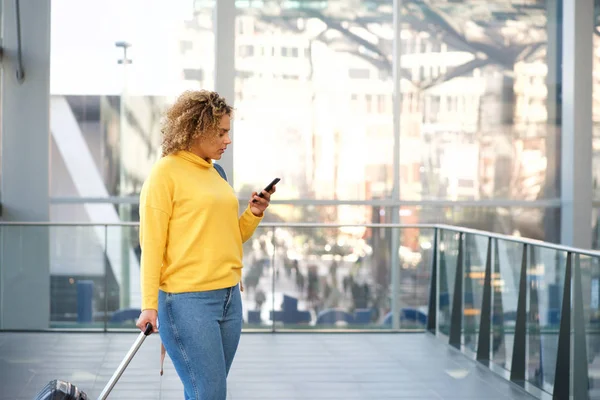 Portret Van Kant Van Reizen Vrouw Kijken Naar Mobiele Telefoon — Stockfoto