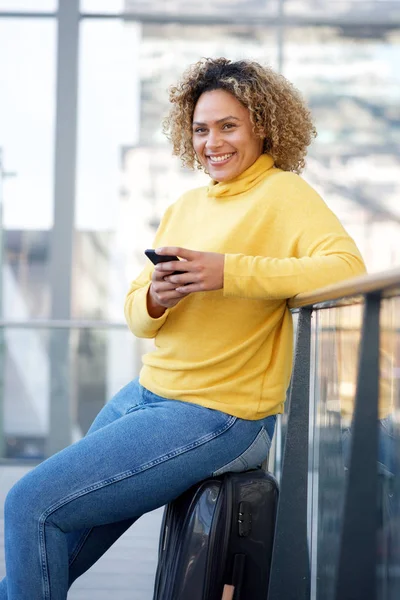 Портрет Счастливой Женщины Сидящей Чемодане Вокзале Мобильным Телефоном — стоковое фото