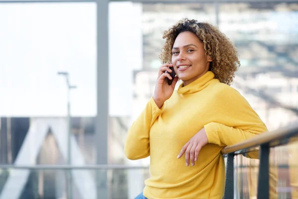 Porträtt Leende Afroamerikanska Kvinna Talar Med Mobiltelefon — Stockfoto