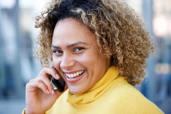 Närbild Porträtt Lycklig Afroamerikanska Kvinna Med Lockigt Hår Talar Mobiltelefon — Stockfoto