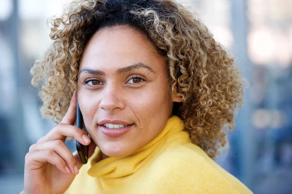 Närbild Porträtt Vackra Afroamerikanska Kvinna Med Lockigt Hår Talar Mobiltelefon — Stockfoto