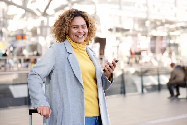 Porträtt Glad Afroamerikanska Kvinnan Hennes 30S Leende Med Mobiltelefon Vid — Stockfoto