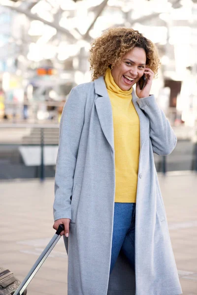 Retrato Mulher Americana Africana Feliz Seus Anos Conversando Com Telefone — Fotografia de Stock